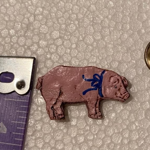 Tiny Leather Pig Lapel Pin 1 inch - Picture 6 of 6